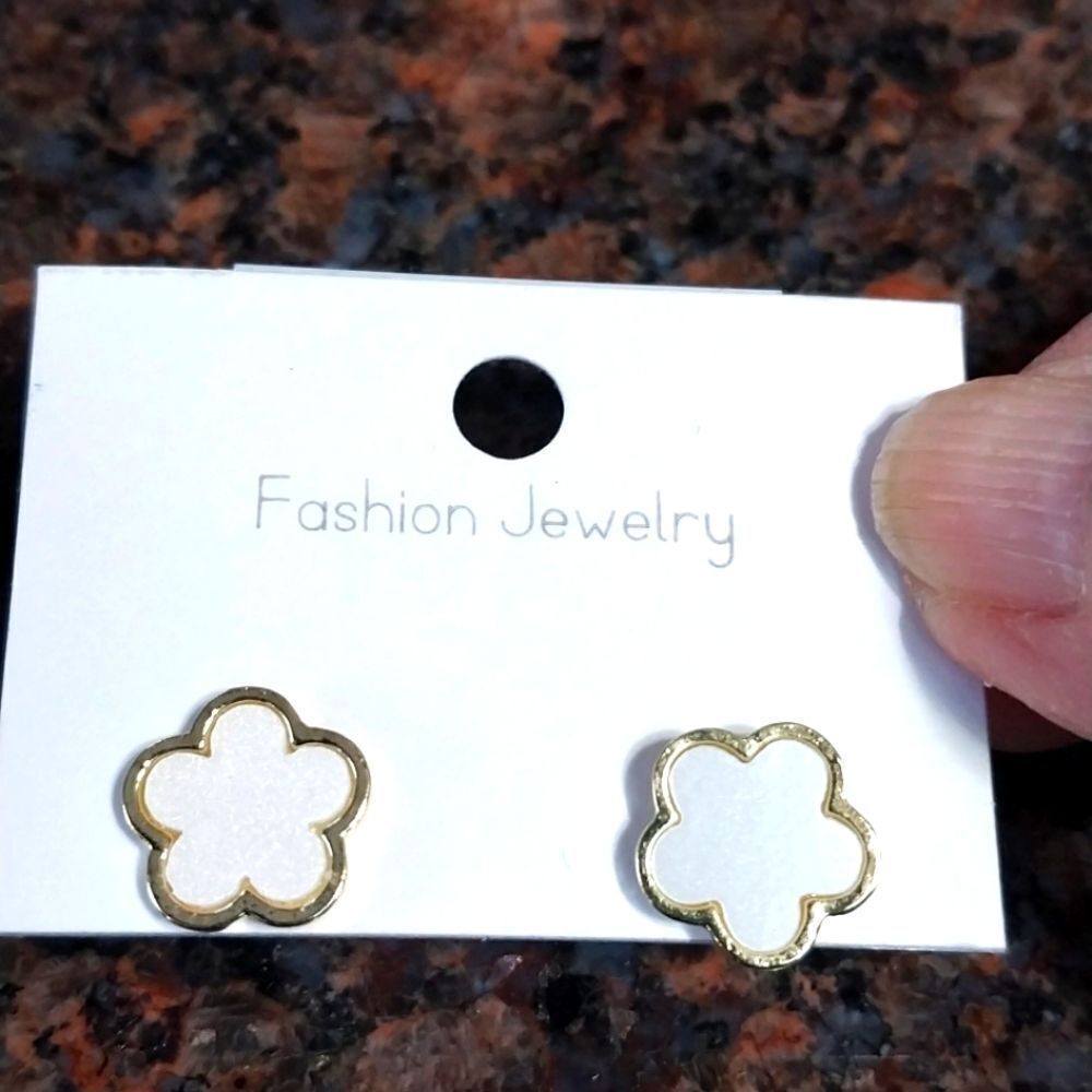 Enamel Clover Earrings...NEW.